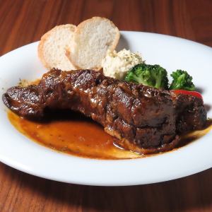 赤ワインソースで煮込んだ柔らかいスペアリブ