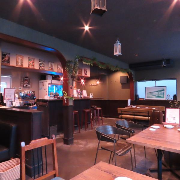 落ち着いた雰囲気の店内です。夜はバル、昼はカフェとして心地よい空間でお食事が楽しめ、昼夜異なった空気を感じていただけます。駅からのアクセスも良好！是非ランチや飲み会に当店をご活用ください。