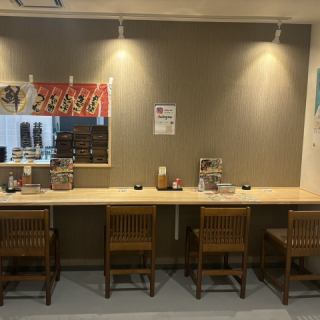 我们有 6 个吧台座位，非常适合一人休闲用餐或居酒屋约会。下班后坐下来喝一杯很容易，开放的氛围让您无论何时都可以轻松光临。