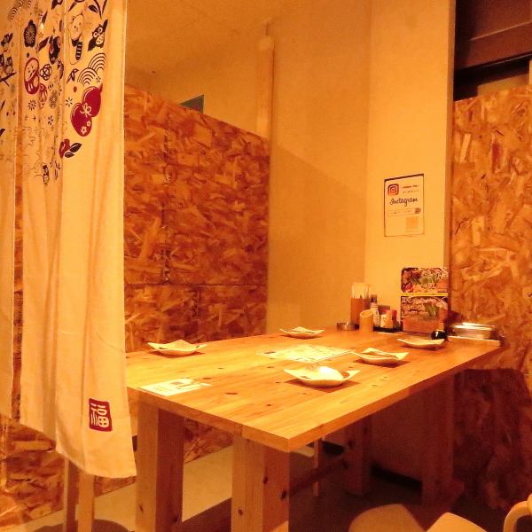 【プライベートなお食事の場にピッタリの半個室】周囲の視線がほどよく遮られる半個室のお席は、お友達同士で料理も会話も楽しみたい女子会におすすめの空間です♪おいしい鶏肉をたっぷり食べたい気分の日は、ぜひみなさまで当店へお越しくださいませ◎