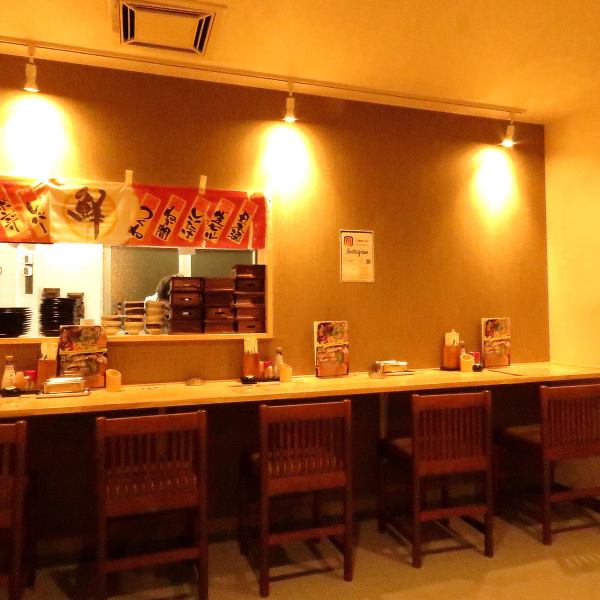 【おひとり様も気楽に座れるカウンター席】親しみが持てる雰囲気と料理で立ち寄りやすいお店ですので、おひとり様での気軽なご来店も歓迎いたします♪お仕事帰りのサク飲みはもちろん、居酒屋デートなどカジュアルな過ごし方ができるのも当店の魅力です！