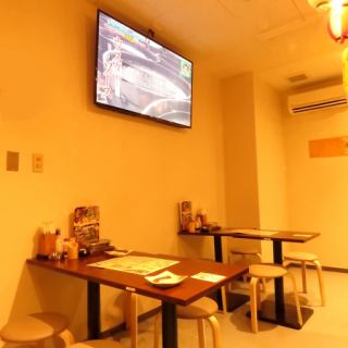 日常のちょっとしたお食事や、ご同僚との飲みの席として使いやすい4名様用テーブル席は10卓をご用意しております◎昔ながらの料理やこだわりの鶏料理を多数取り揃える当店で、会話のはずむ楽しいひとときをお過ごしください♪