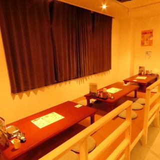 広々としたお座敷ご準備しております。くつろぎながら、家族連れの座敷はもちろん、会社のご宴会や、ご友人同士でのご来店もお待ちしてます。