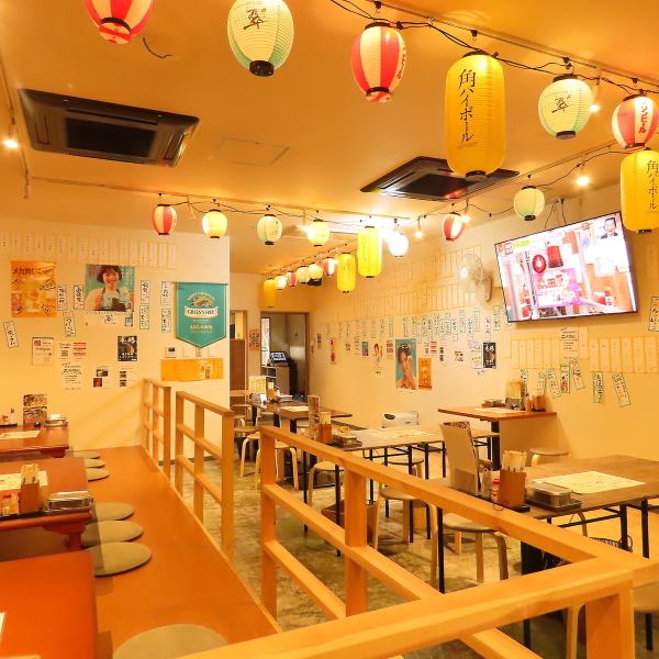 【どんなシーンでも使いやすいテーブル席】日常のちょっとした飲みの席として活躍するテーブル席もご用意しております◎普段のお食事会や軽いお集まりにご利用いただけるのはもちろん、ご宴会予約も承っておりますのでお気軽にお問い合わせください♪