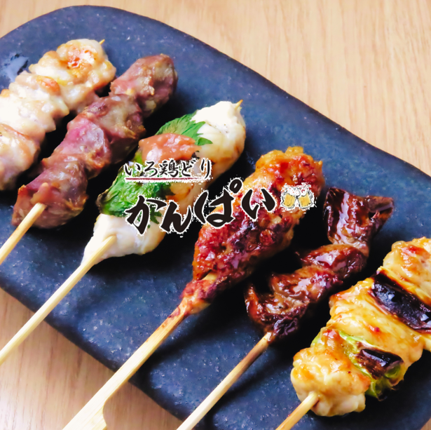 鮮魚の刺身や国産どりの炭焼き、但馬どりの鳥刺しなど多彩なこだわり料理が揃う居酒屋