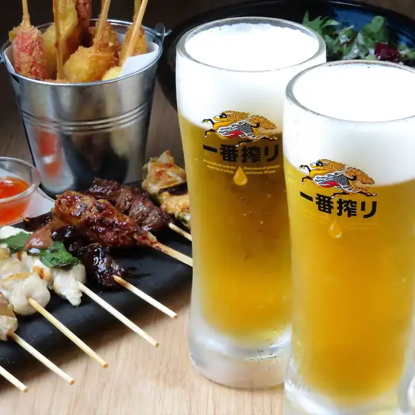 【おひとり様も気楽に座れるカウンター席】親しみが持てる雰囲気と料理で立ち寄りやすいお店ですので、おひとり様での気軽なご来店も歓迎いたします♪お仕事帰りのサク飲みはもちろん、居酒屋デートなどカジュアルな過ごし方ができるのも当店の魅力です！