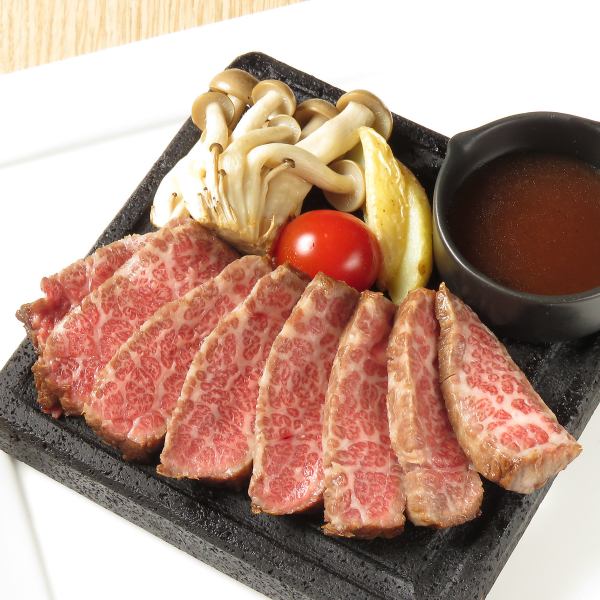 5th grade Japanese black beef steak grilled on Hida lava stones♪