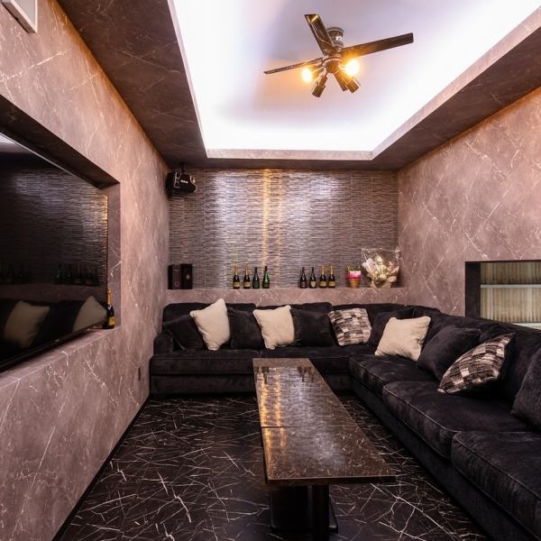 VIP room perfect for birthdays, girls' nights out, and large groups◆Large L-shaped sofa seats 10 to 13 people!Karaoke and a 75-inch monitor are available, so you can also surprise guests.