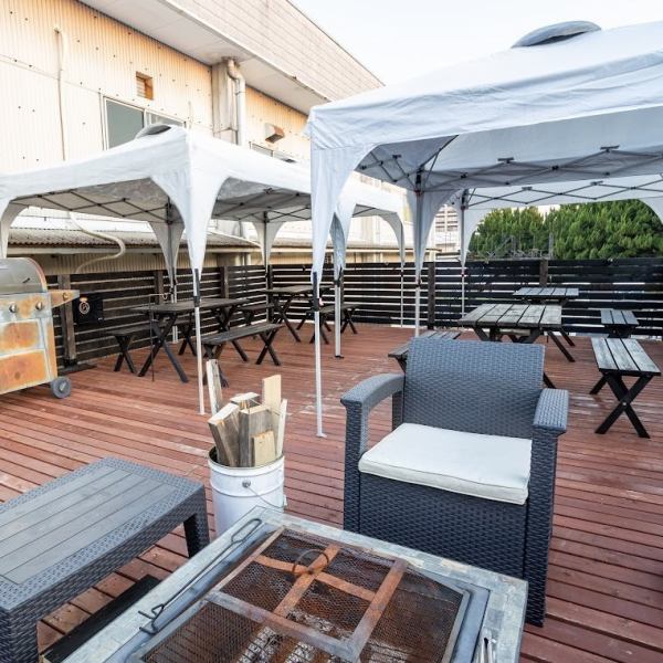 Covered BBQ terrace ◆ BBQ table seats 4 people x 6 tables, bonfire stand lantern sofa seats 4 people! Feel free to enjoy BBQ without bringing anything, so it is recommended for BBQ beginners and girls' parties.