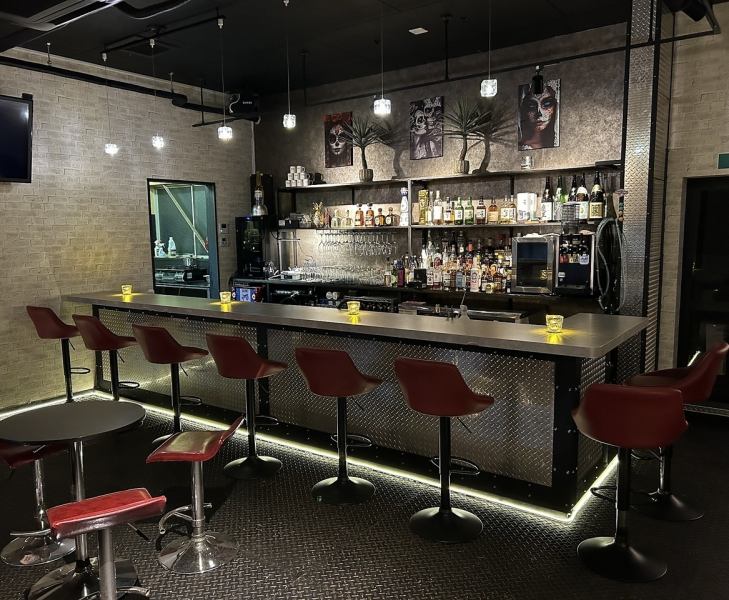 広々としたメインフロア◆メインカウンター9席・ボックス席6名様掛け×2卓・丸テーブル3名様掛け×2卓！カウンター席では気さくなスタッフとも会話を楽しめます。カラオケやダーツもご用意しております♪