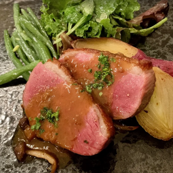 毎月変わる特選肉料理で、肉本来の旨味を楽しめる特製ソースとの絶妙なハーモニーをお届け