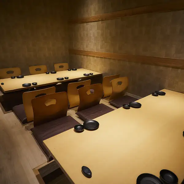 大型宴会でのご利用には団体様収容可能なお座敷個室がおすすめです！和を基調とした落ち着きの雰囲気で個室なので周りのお客様を気にすることなく宴会をお楽しみいただけます☆飲み放題付きはコース3,000円～◎