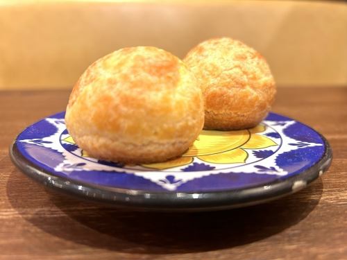 まずは自家製プチシューをどうぞ