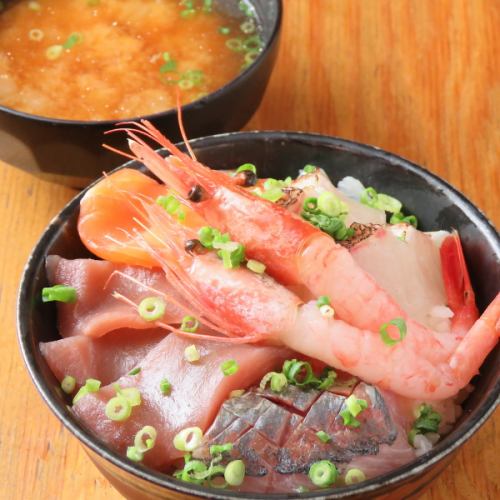 Bowl of rice topped with sashimi