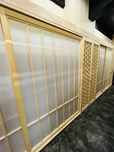 店内に入ると美しい細工の木目調の内装が広がります。