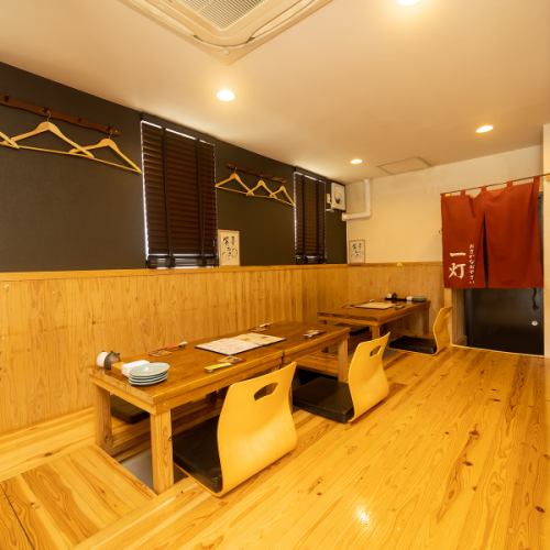 <p>≪Space with warmth≫ The interior of the restaurant has a calm atmosphere with wood grain.There are 2 horigotatsu table seats for 2 people and 2 tables for 4 people each.Please use it for a normal meal or a banquet with your friends.We also accept reservations for up to 18 people, so please feel free to contact us.</p>