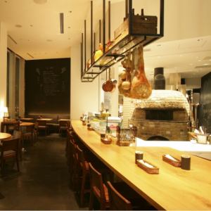 Counter seats on the 1st floor.You can enjoy the craftsmanship in front of you.(Coperto 330 yen / after dinner time)