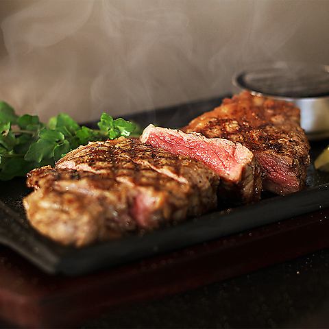 Special beef steak with skin-on fries and original sauce