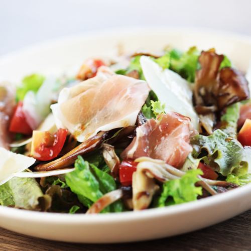 Prosciutto ham and 3 kinds of mushroom salad