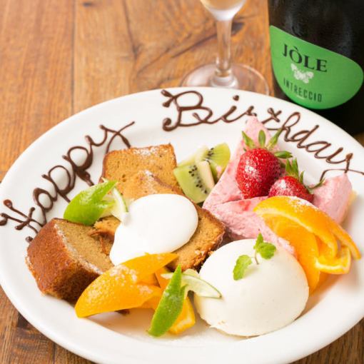 【周年庆套餐】包含起泡酒祝酒、小吃、披萨、烤熟成牛肉等。