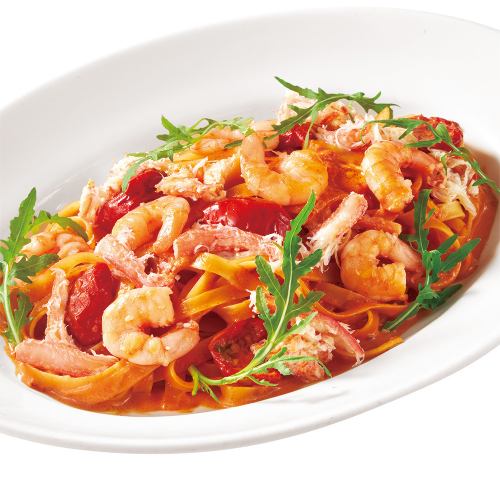 붉은 게와 새우 토마토 크림 펫 치네