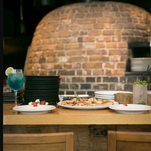 We also offer impressive counter seats where you can watch the pizza oven being baked right in front of you.You can also enjoy your meal while watching the process from dough preparation to the finished product.