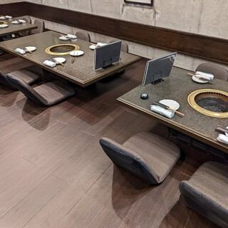 [You can also use the table by putting it together ◎] You can take off your shoes and enjoy a relaxing meal in the tatami room.It is also recommended for family meals.(Tableware and chairs for children are also available.)