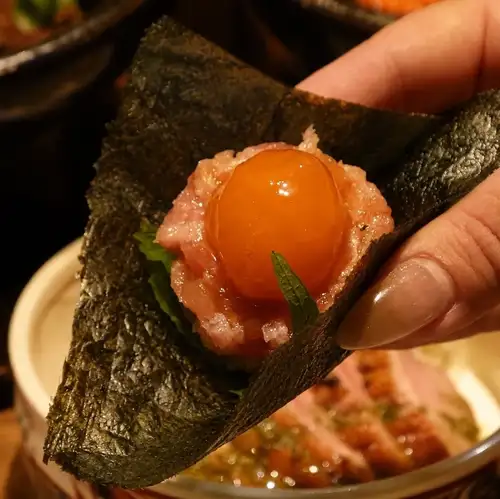 贅沢卵黄とトロタク寿司