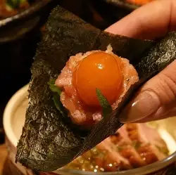 贅沢卵黄のトロタク寿司