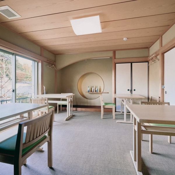 木造一戸建てならではのアットホームな入り口。決して広くはない店内だからこその落ち着いた室内、窓から臨むライトアップされた泉源が非日常の空間とひと時をお届けします。