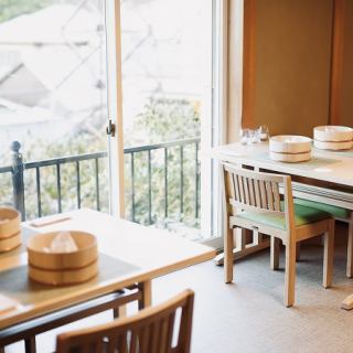 高台の眺望をお楽しみいただける窓側のお席が人気です。