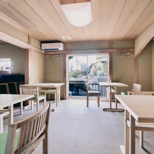 木の温もりに包まれる和の空間で素敵なひとときを。