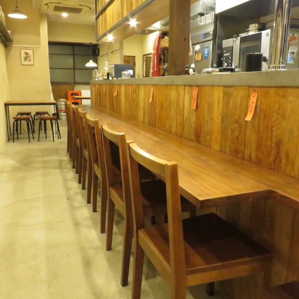 1階はカウンター7席と4人掛けテーブルが2卓あります。食事は、やちむんとうめーし。紅型版画、漆喰シーサー、琉球張り子。沖縄のラジオと新聞。居心地の良い空間です。平日はランチ、週末は昼も夜もお楽しみいただけます。昼飲みも大歓迎。沖縄のお酒を片手に当店自慢の料理をお楽しみください。