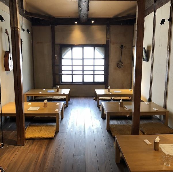 2階では宴会を開いていただけます。急な階段を登ると、板間に座卓が並んでいます。太い大黒柱に太い梁が力強さを感じさせます。木の窓枠には模様ガラス。昭和の趣を残し、懐かしい温もりがある広間です。