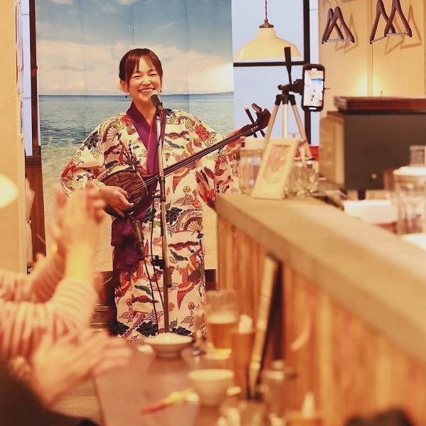 普段は沖縄のラジオが流れ、時々、オキナワミュージックライブを開催。名古屋にいながら、まるで沖縄の民謡酒場に来たような雰囲気です。いつも沖縄の歌で沖縄の料理とお酒を楽しめます。