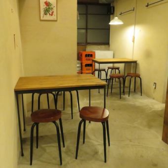 １階に４名掛けテーブルが２脚あります