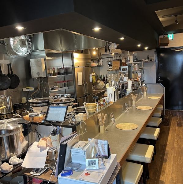 カウンター席を6席ご用意しております!オープンカウンターで調理風景が見えるLIVE感を演出します!店舗スタッフとの距離も近いお席のため、会話をしながら楽しい時間をお過ごしください!