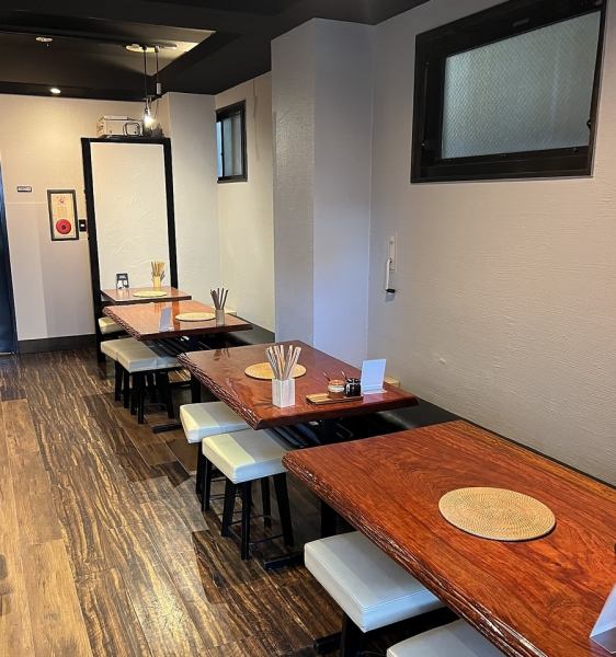 テーブル席は14席をご用意してます。ご家族、ご友人、など少人数でも、各種宴会等団体様でもご利用いただけるコースなど、様々なシーンでご利用いただけます。ラムチャックによく合う焼酎やワインも取り揃えております♪