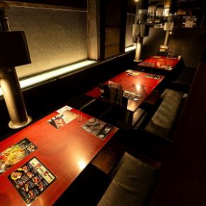 我們的餐廳分為三個座位區，每個座位區都可以預約私人使用。空間被高隔間包圍，給人一種私密感。這間客房可容納10至16人。