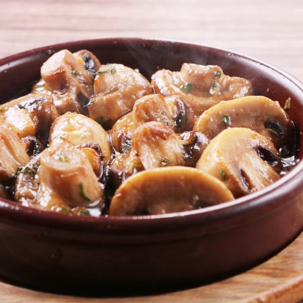 人气菜单第一名的“新鲜蘑菇Ajillo”非常适合下酒。