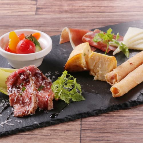 Perfect as a snack for a drinking party! "Assorted tapas" where you can enjoy 5 types of tapas popular in Spanish bar