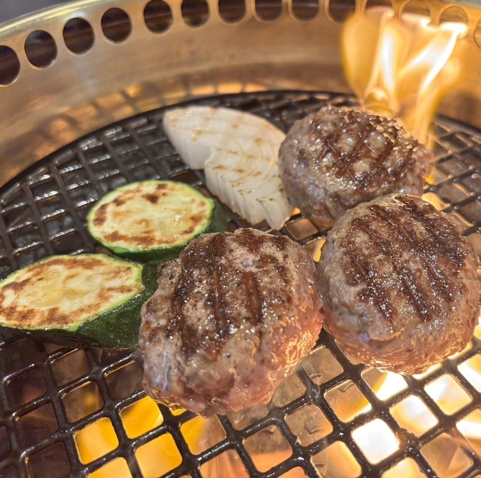  肉々しさがたまらない！つなぎ最小限の「牛100%ハンバーグ」