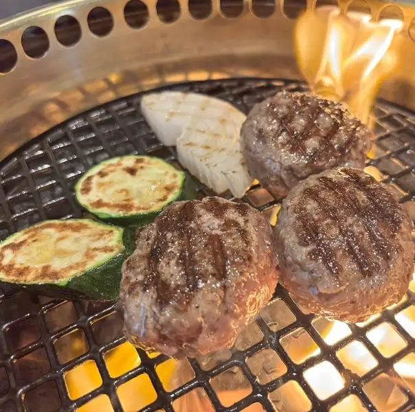 肉々しさがたまらない！つなぎ最小限の「牛100%ハンバーグ」