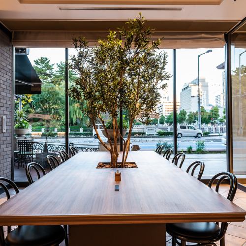 我们还有最多可容纳 12 人的长桌座位。桌子中央种有橄榄树，您可以放松身心。
