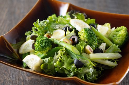 green salad with lemon and olives