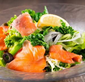 菜の花とスモークサーモンのサラダ