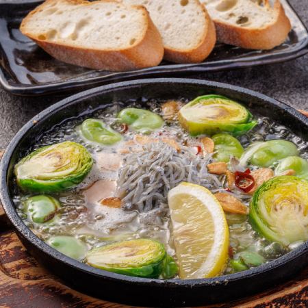 釜揚げしらすと春野菜の鉄板アヒージョ