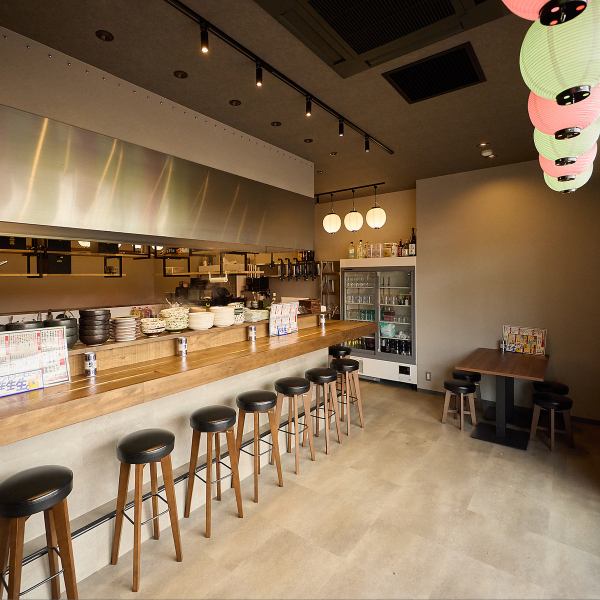 近鉄八尾駅より徒歩3分とアクセス抜群！「酒と餃子 よつば」は、仕事帰りや「ふらっと立ち寄りたい」気分にぴったりのアットホームな居酒屋です。入りやすい雰囲気で、鮮度抜群の市場直送お造りや本場中華など、バリエーション豊富なメニューをリーズナブルにお楽しみいただけます♪