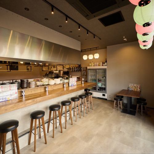 <p>近鉄八尾駅より徒歩3分とアクセス抜群！「酒と餃子 よつば」は、仕事帰りや「ふらっと立ち寄りたい」気分にぴったりのアットホームな居酒屋です。入りやすい雰囲気で、鮮度抜群の市場直送お造りや本場中華など、バリエーション豊富なメニューをリーズナブルにお楽しみいただけます♪</p>