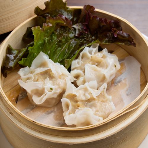 溢れ出す肉汁に感動！当店自慢の「餃子」440円(税込)～